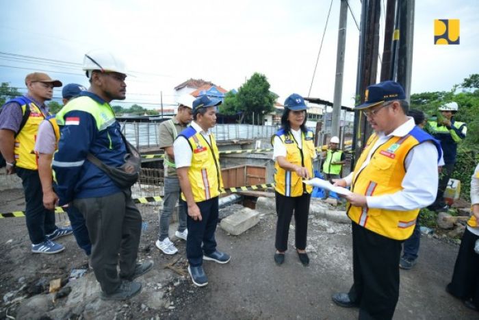SIDAK: Wakil Menteri Pekerjaan Umum (PU) Diana Kusumastuti melihat langsung progress pembangunan penggantian Jembatan Jetak di Jalan Raya Pandaan, Kabupaten Pasuruan, 28 Desember 2024.