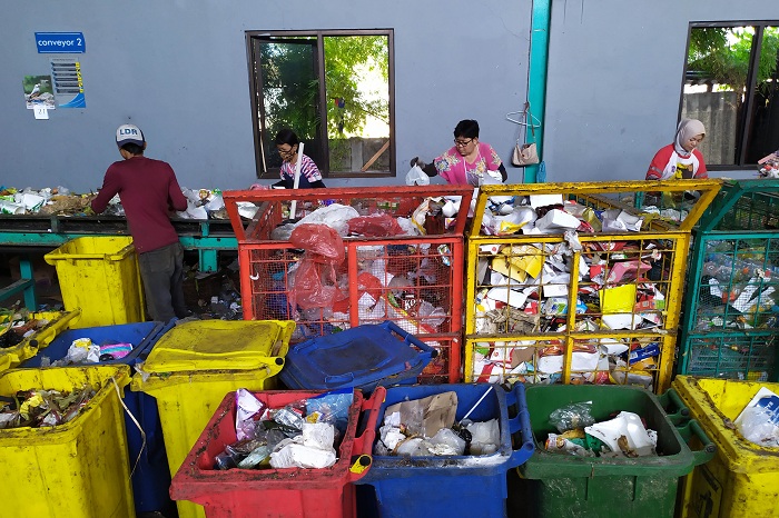 PAHLAWAN KEBERSIHAN: Pekerja memilah sampah di Tempat Pengolahan Sampah Reuse, Reduce, Recycle (TPS3R) Jambangan, Surabaya.