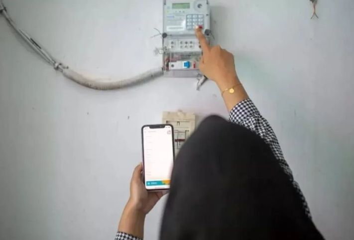 ILUSTRASI: Pelanggan PLN rumah tangga prabayar sedang melakukan pengisian token listrik di rumahnya.