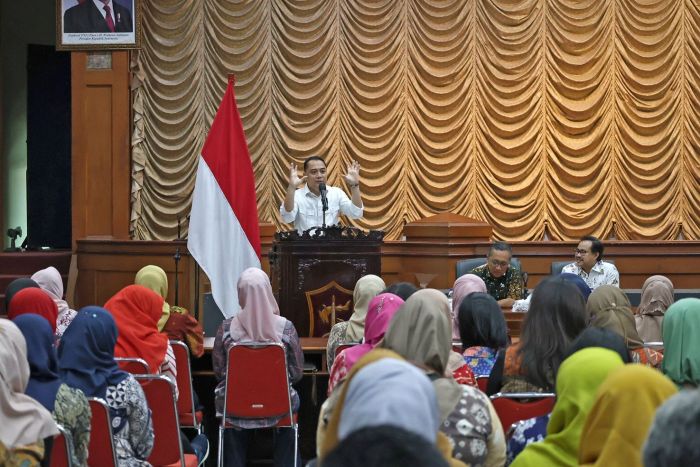 VISIONER: Wali Kota Surabaya di hadapan para lurah, camat, kepala dinas hingga asisten di Graha Sawunggaling Pemkot Surabaya, Kamis (2/1/2025).