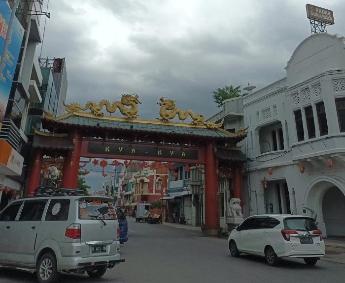CUACA BURUK: Mendung gelap tampak di kawasan Jalan Kembang Jepun Surabaya.