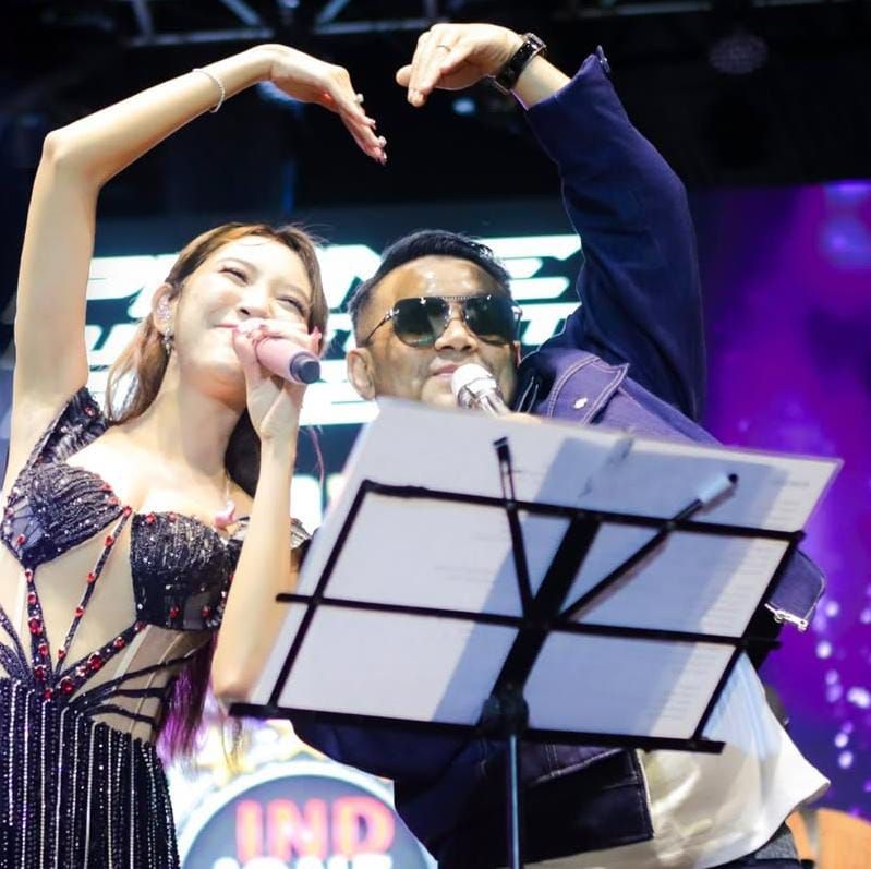 BAHAGIA: Icha Yang, penyanyi asal Jember yang dikenal sebagai pelantun lagu-lagu Mandarin duet dengan Judika di acara malam tahun baru 2025.