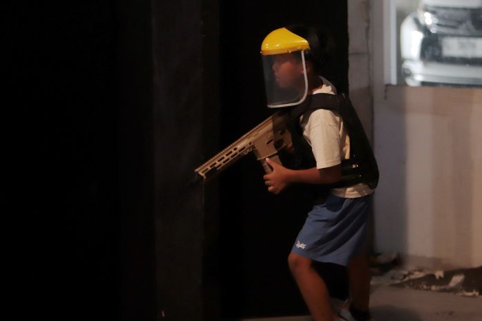 SIAP BIDIK: Pengunjung bersiap membidik lawan mainnya dengan menggunakan air soft gun, dalam wahana permainan Dream Field Tactical yang berada di Central Mall Surabaya, Jumat (3/1/2025).