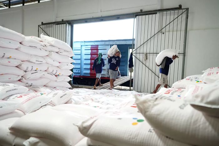 LOGISTIK: Awal tahun 2025, ribuan petani sudah memanfaatkan kemudahan tebus pupuk bersubsidi. Langkah nyata untuk swasembada pangan.