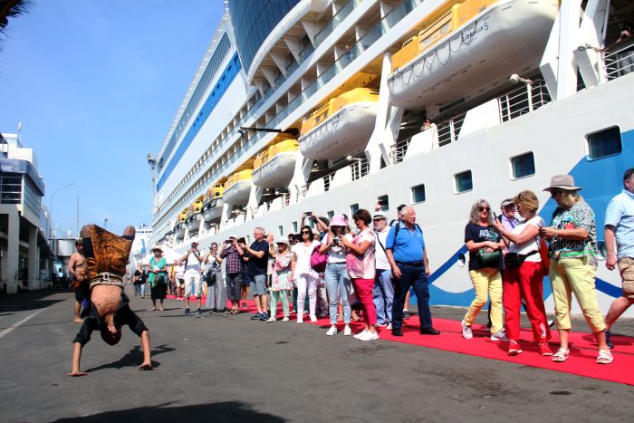 KAGUM: Sejumlah wisatawan asing disambut kesenian Reog Ponorogo begitu kapal pesiar yang mereka tumpangi bersandar di Pelabuhan Tanjung Perak Surabaya.