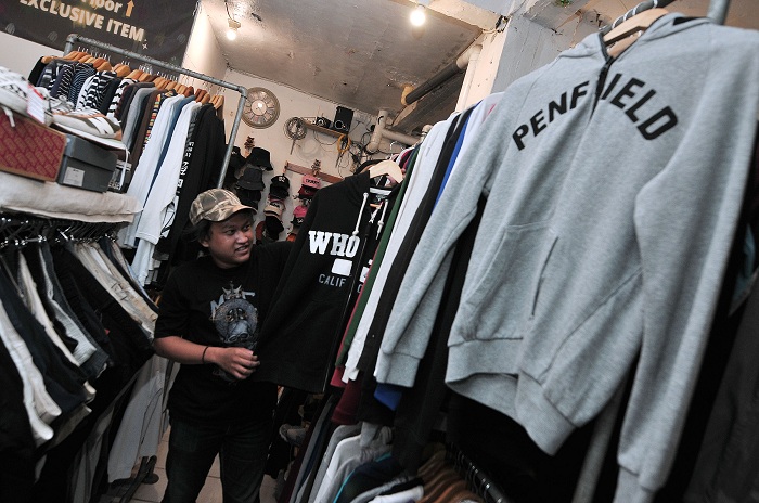 TREN THRIFTING: Pembeli memilih pakaian-pakaian bekas (thrifting) di salah satu toko penyedia pakaian bekas dengan kondisi siap pakai, di kawasan Semolowaru, Surabaya, Minggu (5/1/2025).