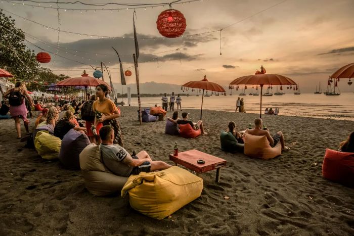 SANTAI: Sejumlah wisman menikmati keindahan salah satu Pantai di Pulau Bali.