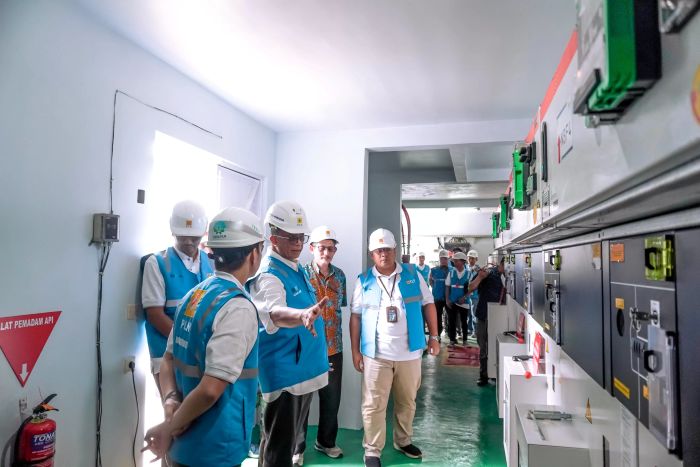 KOLABORASI: General Manager PLN Unit Induk Distribusi Jawa Barat, Agung Murdifi, meninjau gardu distribusi yang disalurkan ke PT Bio Farma (Persero).