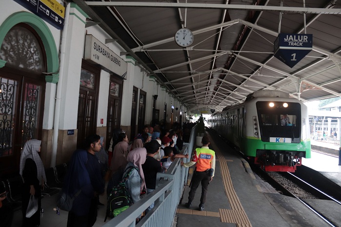 ANTRE: Ratusan penumpang memanfaatkan kereta komuter untuk aktivitas mereka selama Angkutan Lebaran 2025.