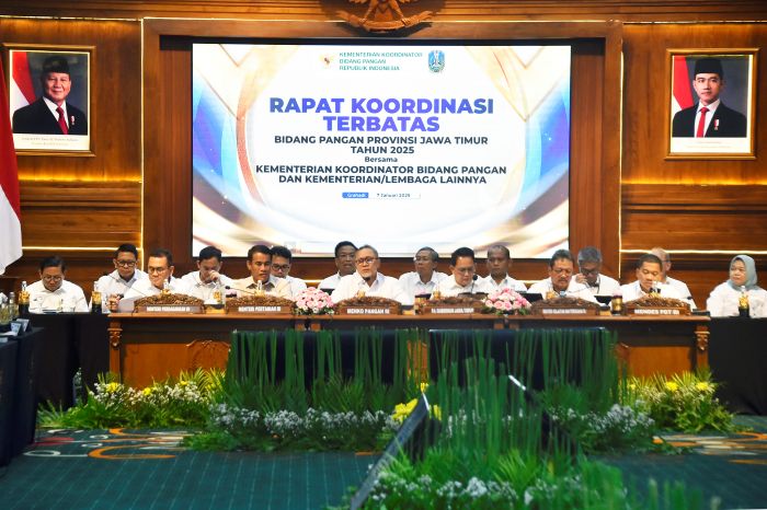 BAHAS PANGAN: Suasana Rapat Koordinasi Bidang Pangan yang dipimpin Menteri Koordinator Bidang Pangan Zulkifli Hasan, Selasa (7/1/2025), di Gedung Negara Grahadi Surabaya.