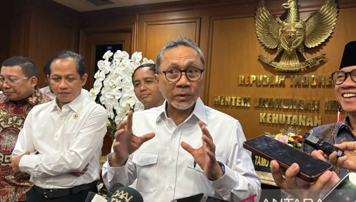Menteri Koordinator Bidang Pangan Zulkifli Hasan (kanan)
