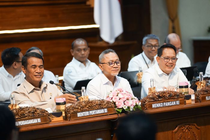 WAJIB: Menteri Koordinator Bidang Pangan Zulkifli Hasan (tengah) meminta Bulog membeli padi dan jagung hasil panen petani.