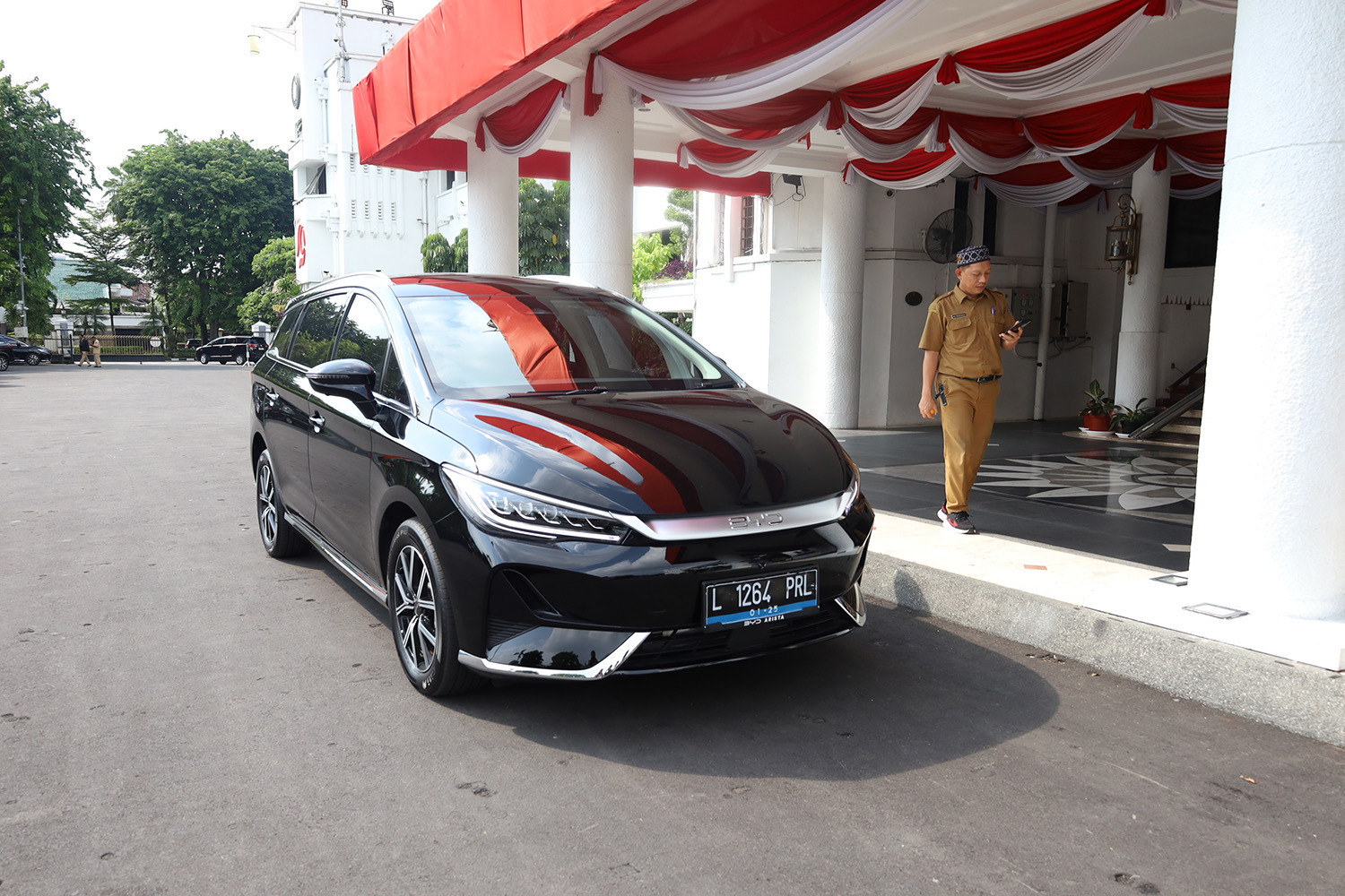 SIAP BERANGKAT: Mobil listrik siap di pelataran depan Balai Kota Surabaya.
