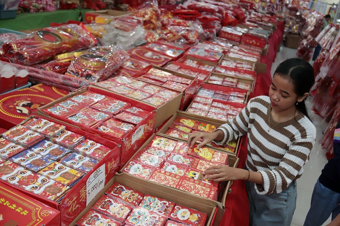 BERBURU PERNIK IMLEK: Amplop angpao menjadi pernak-pernik Imlek yang paling banyak dibeli menyambut perayaan Tahun Baru Imlek 2025, di salah satu tenan di Pasar Atom Surabaya, Jumat (10/1/2025).