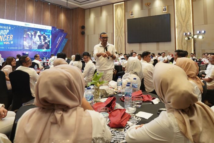 BERBAGI: Arya Sinulingga memberikan paparan tentang pentingnya optimalisasi pemanfaatan teknologi digital dan AI sesuai dengan Asta Cita Presiden Prabowo kepada peserta Workshop Influencer BUMN.