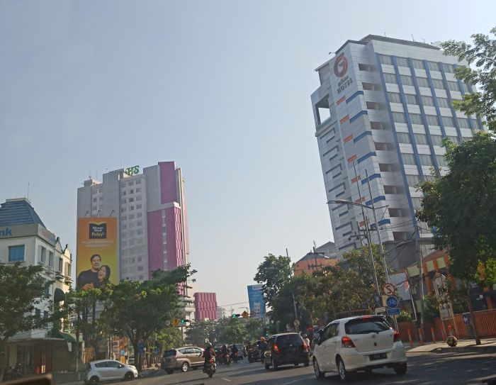 RAMAI: Sejumlah hotel berdiri megah di kawasan Jalan Raya Gubeng Surabaya, menjadi salah satu sumber PAD melalui pajak.