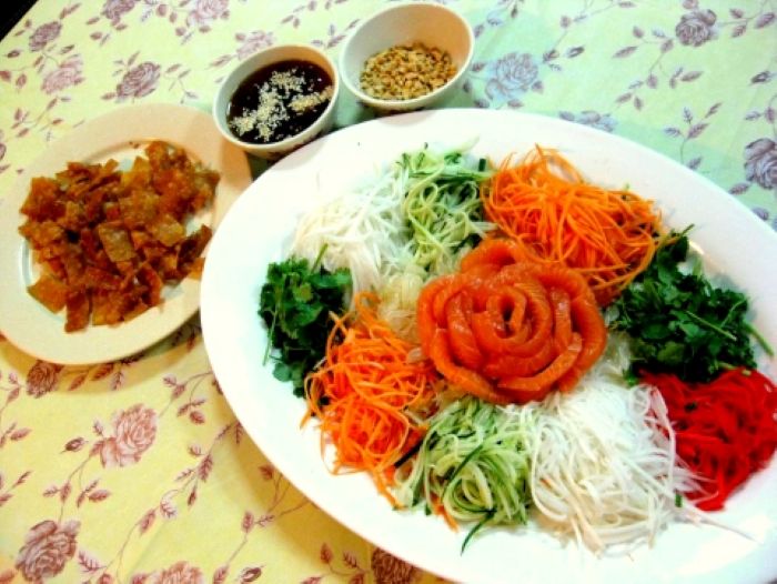 ENAK: Yee Sang dianggap sebagai salad kemakmuran terdiri dari sayuran, ikan, dan bumbu khas.