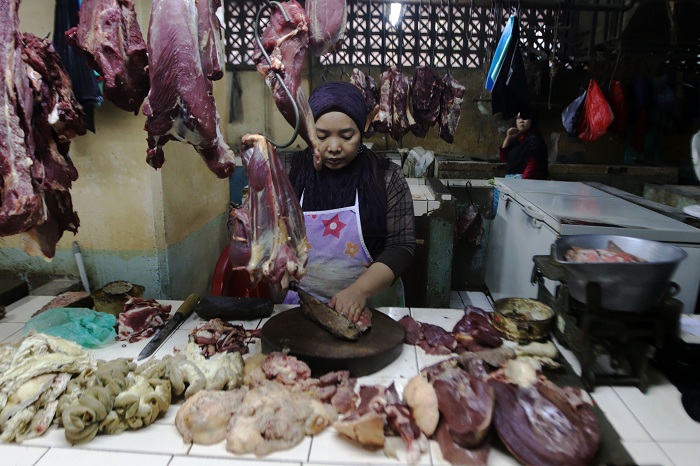 BELANJA: Aktivitas penjualan daging sapi di Pasar Wonokromo Surabaya.