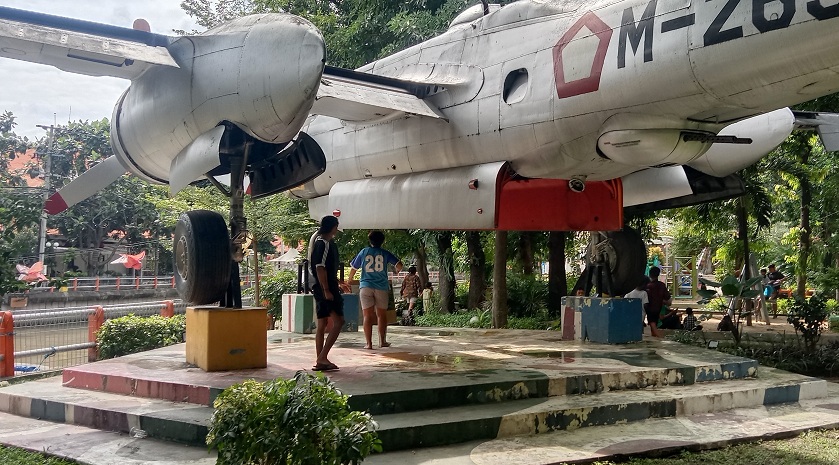 TREN: Sejumlah warga Surabaya tengah mencari koin di Taman Prestasi, Surabaya. Tanaman, rumput, pohon lampu, tong sampah, hingga monumen pesawat menjadi sasaran mereka untuk menemukan koin.