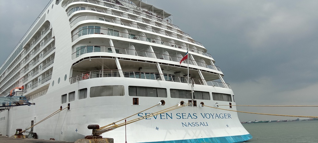 TIBA AWAL TAHUN: Kapal pesiar MS Seven Seas Voyager membawa 648 wisatawan asing bersandar di Gapura Surya Nusantara Pelabuhan Tanjung Perak Surabaya, Senin (13/1).