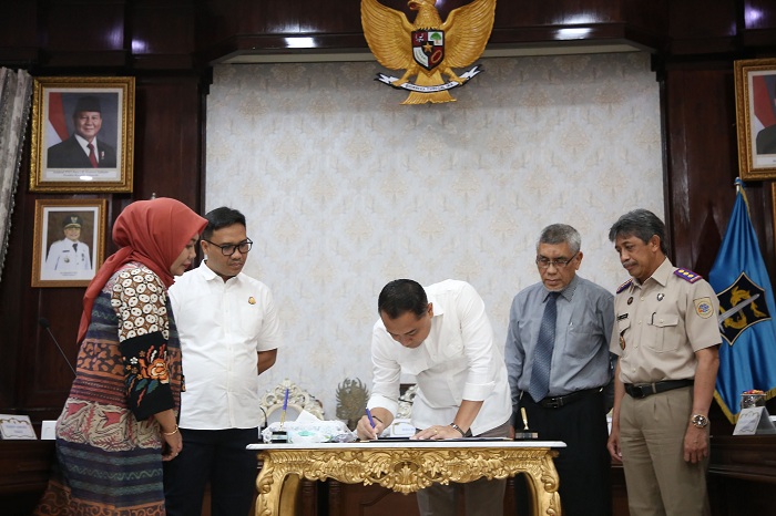 SUKSES: Wali Kota Surabaya bersama Kejari Surabaya, BPN Surabaya dan pihak swasta menandatangani MOU pengembalian aset Pemkot Surabaya di ruang kerja Wali Kota di Balai Kota Surabaya, Senin (13/1).
