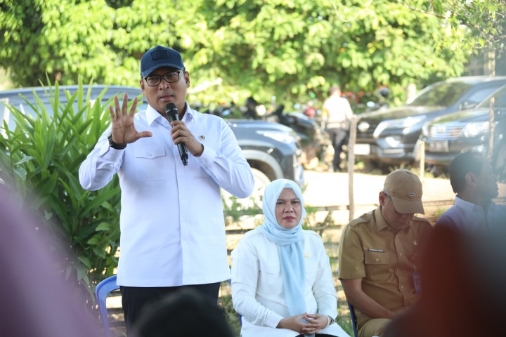 AWAS: Wakil Menteri Pertanian Sudaryono (kiri) mengingatkan Bulog untuk membeli harga gabah petani Rp 6.500 per kg mulai 15 Januari 2025.
