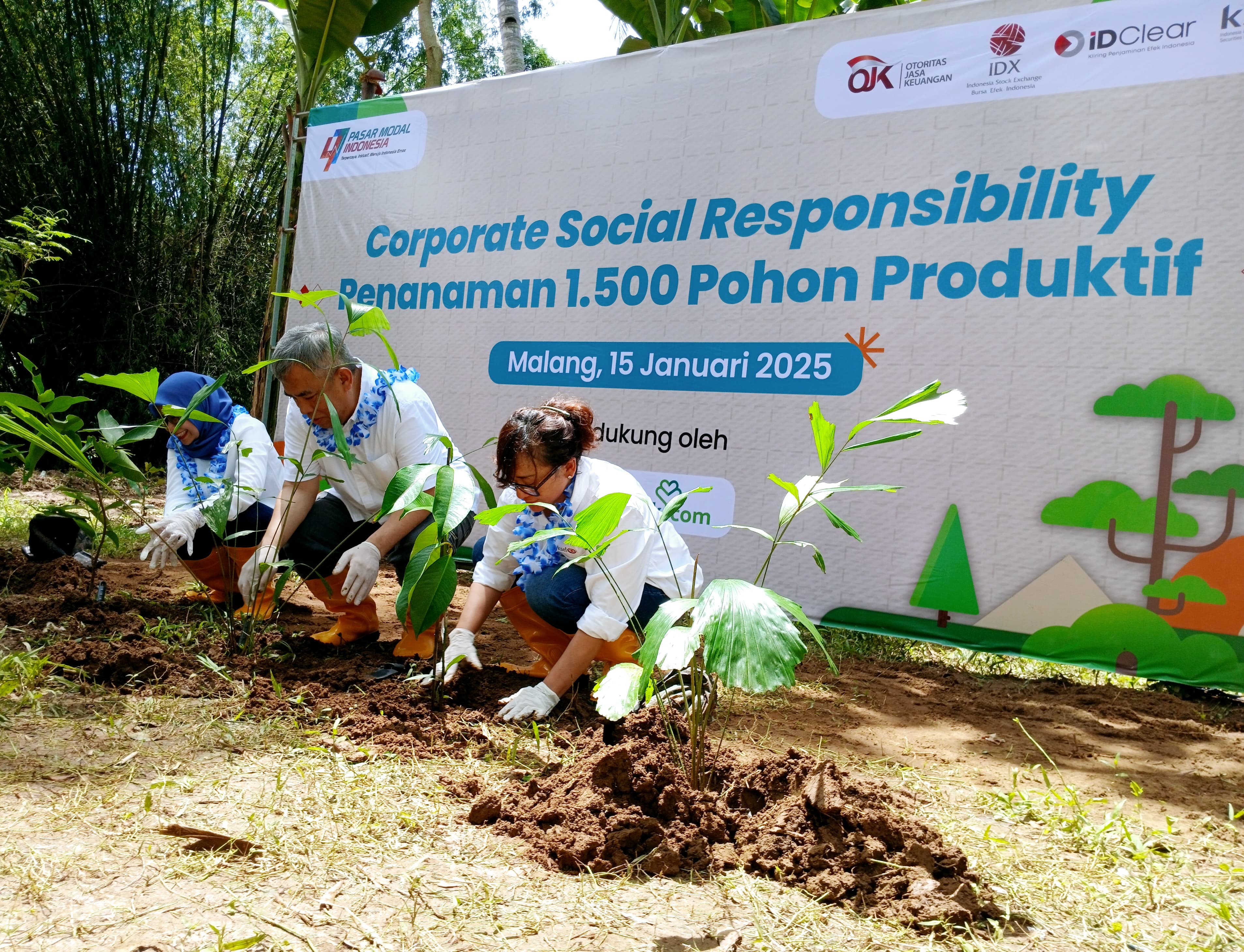 PABRIK OKSIGEN: Penanaman pohon produktf dalam rangka 47 Tahun Diaktifkannya Kembali Pasar Modal Indonesia, di Malang, Rabu (15/1/2025).