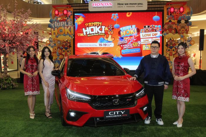 BARU: Wendy Miharja, Director Honda Surabaya Center berpose dengan New Honda City Hatchback RS di pameran "Honda Panen HOKI: Honda Bagi Rejeki" di Fashion Atrium Pakuwon Mall, 15-19 Januari 2025.