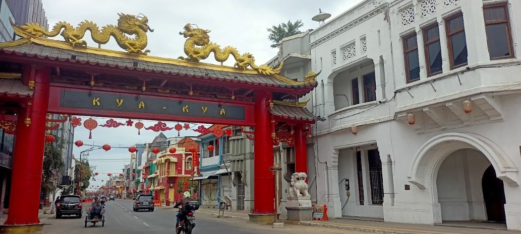 IKONIK: Gerbang Kya Kya yang ada di Jalan Kembang Jepun Surabaya menjadi lokasi yang patut dikunjungi untuk spot foto saat perayaan Imlek.