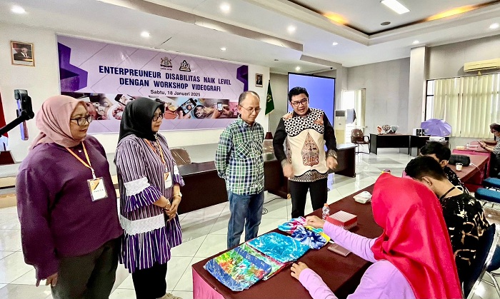 NAIK KELAS: Ketua Umum Kadin Jatim Adik Dwi Putranto (tiga dari kiri) meninjau Workshop Videografi dan Fotografi bagi enterpreneur penyandang disabilitas di Graha Kadin Jatim, Surabaya, Sabtu (18/1).