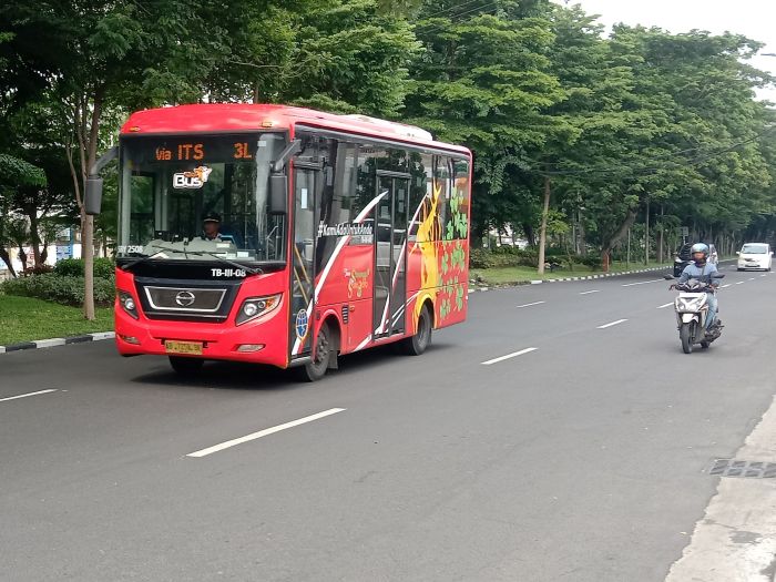 MULAI BEROPERASI: Bus diesel berukuran medium pengganti bus listrik TSS yang sudah beroperasi melintas di kawasan koridor III, Jalan Arief Rahman Hakim, Surabaya.