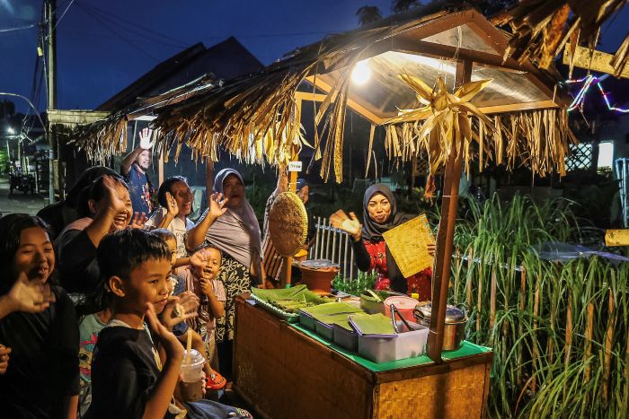 BAHAGIA: Warga menikmati suasana dan sajian kuliner di wisata Kampung Legendaris, Lakarsantri, Surabaya.