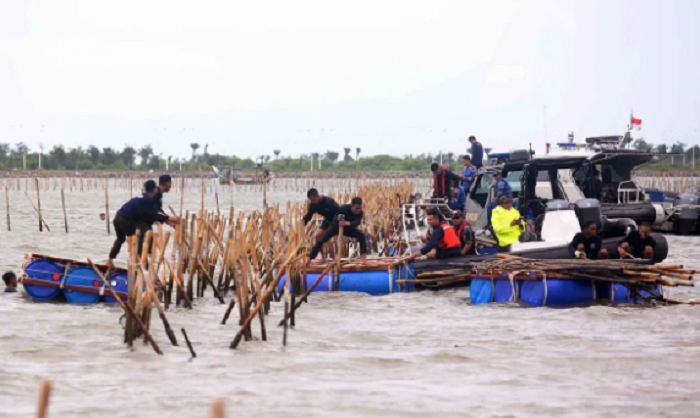 FINISH: Pembongkaran pagar laut di kawasan Pantai Tanjung Pasir, Tangerang, Rabu (22/1).