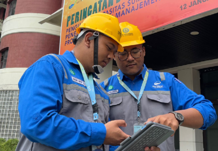 RESMI: Petugas PDAM Surya Sembada Surabaya dilengkapi dengan seragam dan kartu identitas serta surat perintah kerja (SPK).