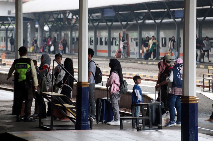 LIBURAN: Penumpang di Stasiun Surabaya Gubeng mengalami lonjakan selama libur Isra Miraj dan Imlek. Terlihat penumpang, Minggu (26/1/2025,) memadati stasiun baik yang akan berangkat maupun turun.