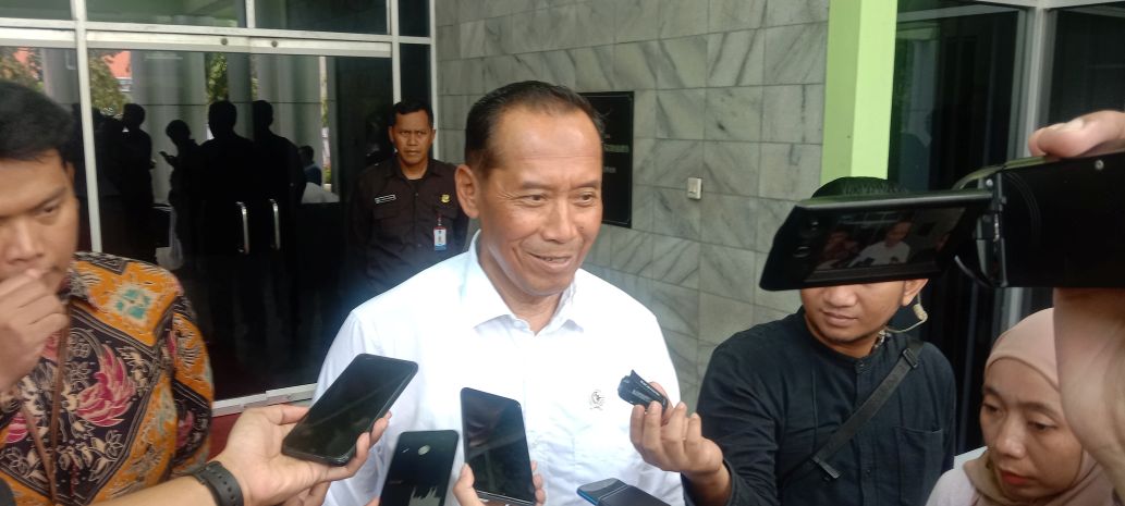 BELUM DIBAHAS: Wakil Menteri Pendidikan Tinggi Sains dan Teknologi, Prof. Dr. Fauzan saat ditemui di wisuda UPN Veteran Jawa Timur mengaku belum ada pembahasan internal soal izin tambang.