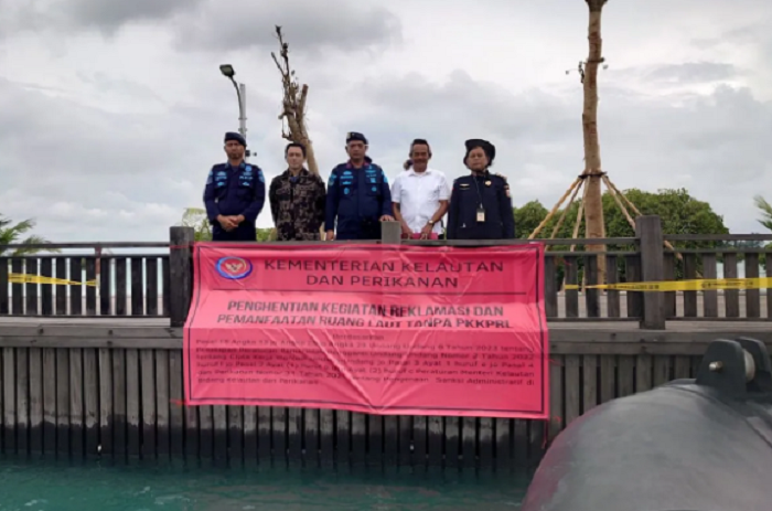 STOP: KKP memasang spanduk penghentian aktivitas disaksikan langsung oleh PT CPS di Pulau Pari, Kepulauan Seribu, Jakarta Utara, Selasa (28/1/2025).