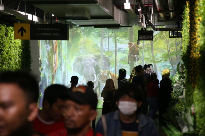 RAMAI: Tunnel TIJ yang diresmikan belum lama ini menjadi magnet bagi pengunjung Kebun Binatang Surabaya (KBS).