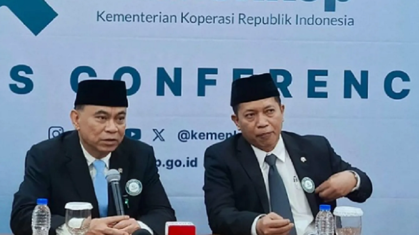 RILIS: Menteri Koperasi (Menkop) Budi Arie Setiadi (kiri) bersama Wakil Menteri Koperasi (Wamenkop) Ferry Juliantono (kanan) saat konferensi pers peresmian pos pengaduan di Jakarta, Kamis (30/1/2025).