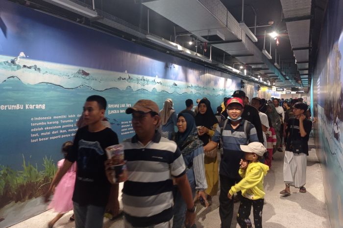 JALAN: Sejumlah pengujung melewati tunnel yang menghubungkan TIJ dengan KBS.