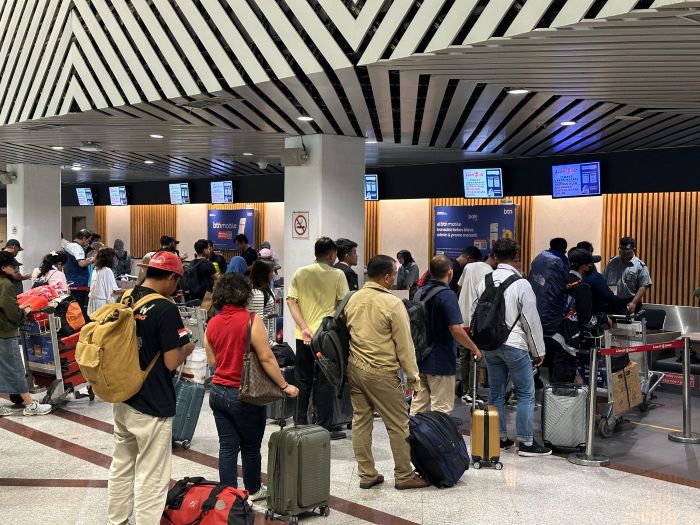 ANTRE: Penumpang antre check in di Bandara Internasional Juanda di Sedati, Sidoarjo, ketika libur Panjang Isra Miraj, Imlek dan cuti bersama.