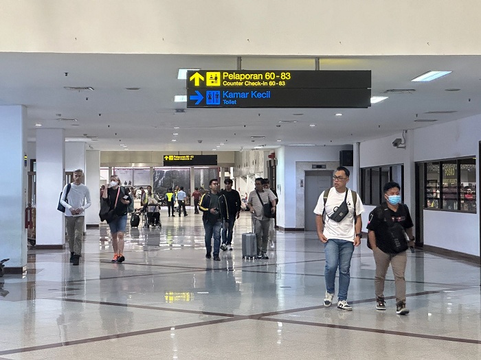 SIBUK: Calon penumpang penerbangan beraktivitas di area Bandara Internasional Juanda di Sedati Sidoarjo dalam rangka long weekend Isra Miraj, Imlek dan cuti bersama.