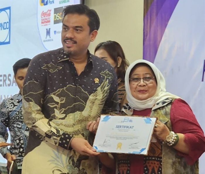 SELAMAT: Yayuk Eko Agustin menerima pengaraan dari Menteri UMKM Maman Abdurrahman dalam rangka HUT ke-73 Apindo.