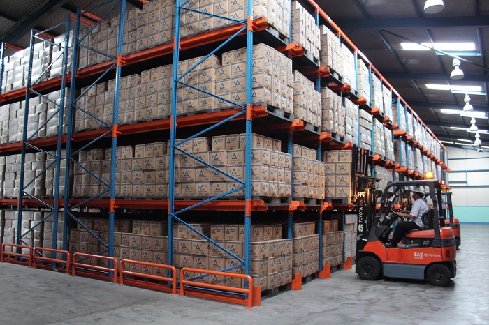 LOGISTIK: Gudang penyimpanan tepung terigu milik PT Indofood Sukses Makmur Divisi Bogasari.