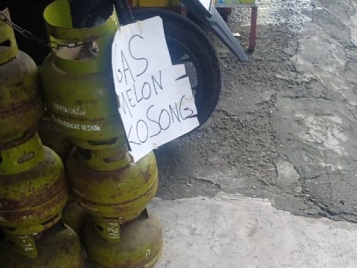 KOSONG: Salah satu kios pedagang eceran di Surabaya menuliskan Gas Melon Kosong. Kelangkaan gas LPG 3 kg ini mulai dirasakan warga sejak dua hari yang lalu.