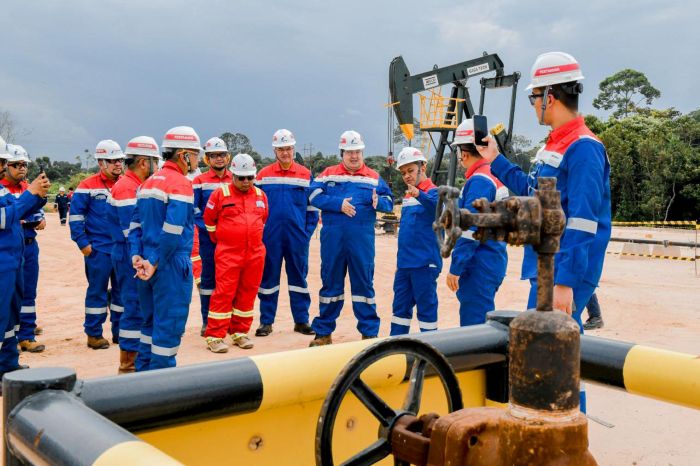 TINJAU: Bersama Kepala SKK Migas Djoko Siswanto, Menteri ESDM Bahlil Lahadalia mengunjungi PT Pertamina Hulu Rokan di Duri, Bengkalis, Riau, Rabu (5/2/2025).