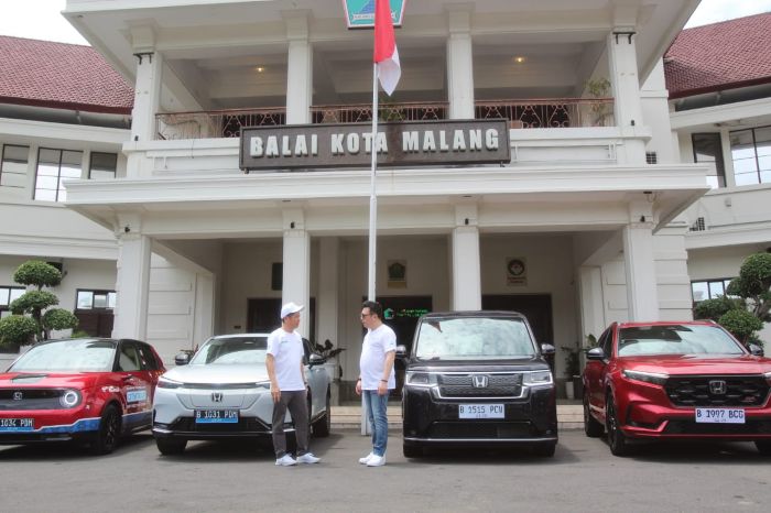 KOMPAK: Sales & Marketing and After Sales Director PT Honda Prospect Motor, Yusak Billy bersama Direktur Honda Surabaya Center Wendy Miharja di sela-sela acara Honda e:Technology City Tour di Malang.