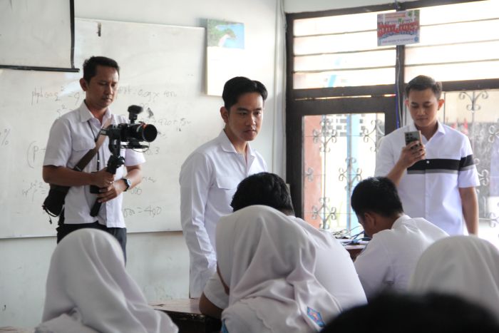 CEK: Wakil Presiden Gibran Rakabuming Raka meninjau program Makan Bergizi Gratis di SMAN 10 Surabaya, Senin (10/2/2025).