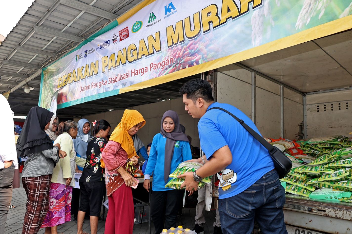 BELANJA: Gerakan Pangan Murah (GPM) di kawasan Kelurahan Bendul Merisi, Kecamatan Wonocolo Surabaya, Rabu (12/2/2025).