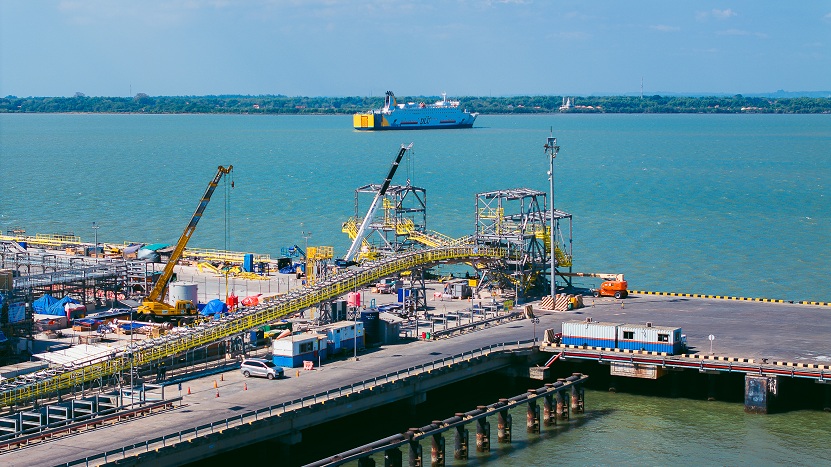 PINGGIR LAUT: Smelter Freeport di Java Integrated Industrial and Port Estate (JIIPE) di Manyar, Gresik, Jawa Timur